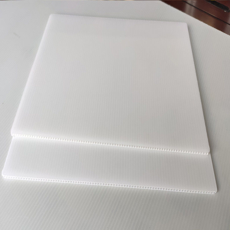 ROHS 6m m recicló las hojas plásticas acanaladas las hojas de Coroplast 4 x 8