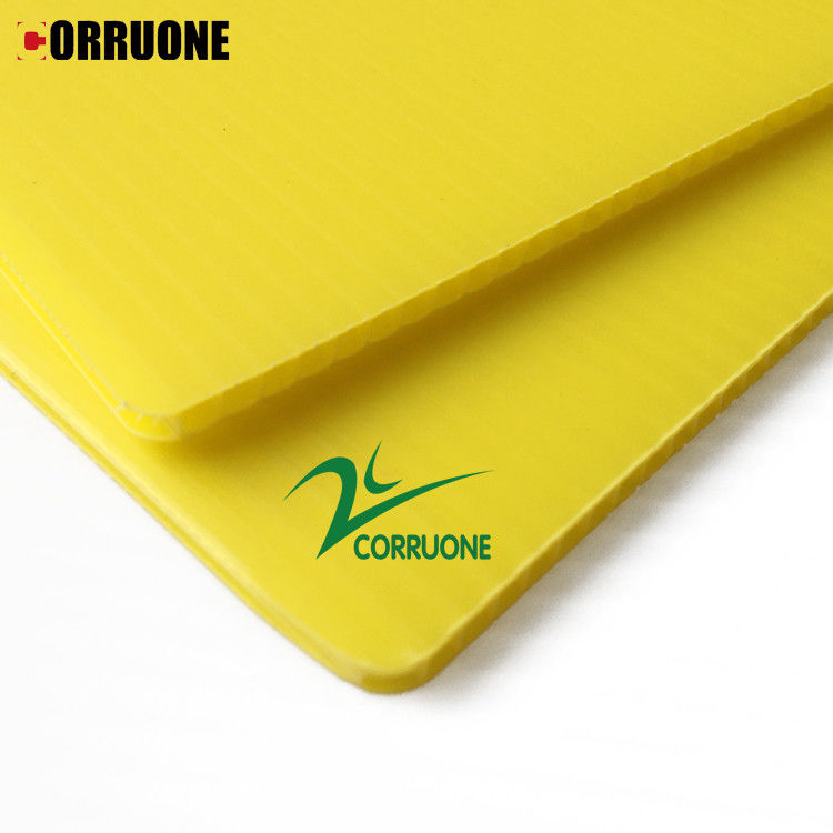 El tablero amarillo de Coroplast 5m m 6m m 8m m acanaló las hojas plásticas 4x8